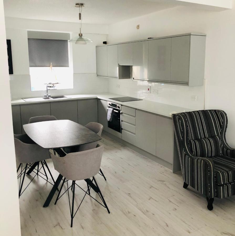 Spacious And Bright Town Centre Apartment บัลลีคาสเซิล ภายนอก รูปภาพ